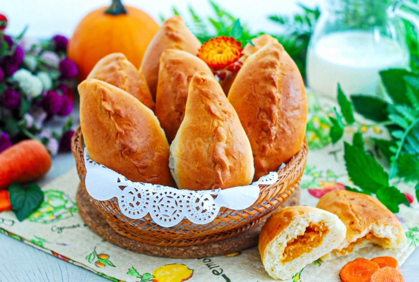 Пирожки на подносе