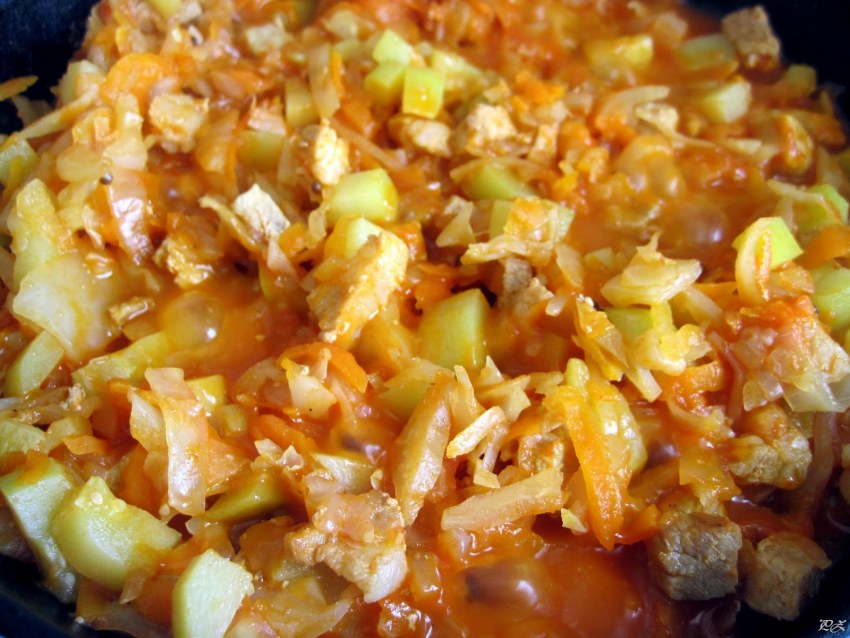 Солянка из капусты с мясом