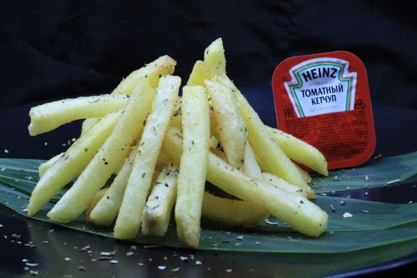 Кушает картошку