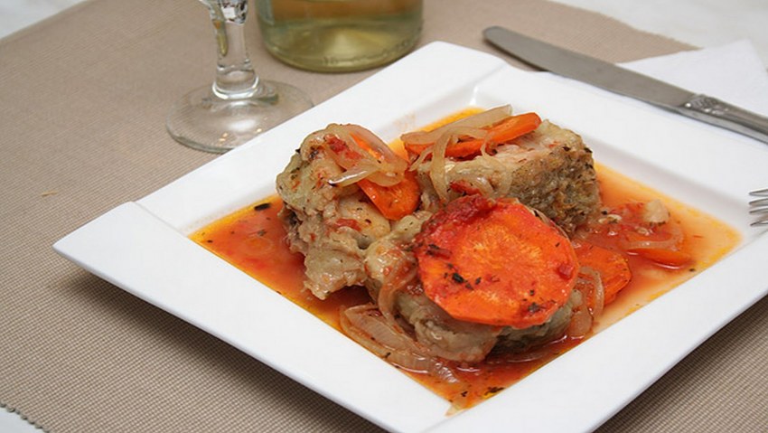 Зубатка тушеная с овощами