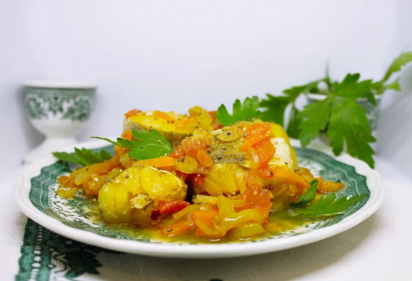 Как вкусно потушить треску на сковороде