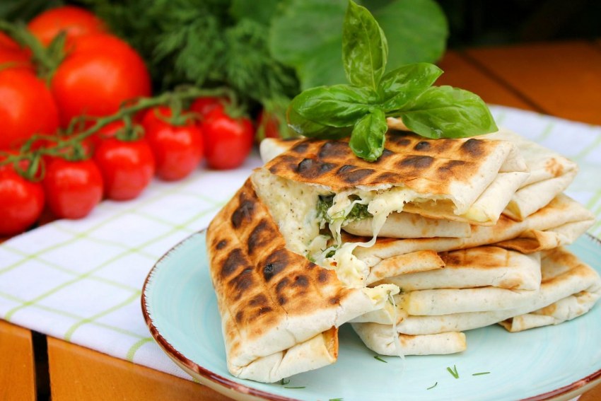 Лаваш с сулугуни и зеленью