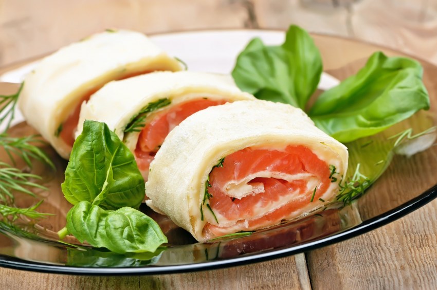 Роллы из лаваша с красной рыбой и огурцом