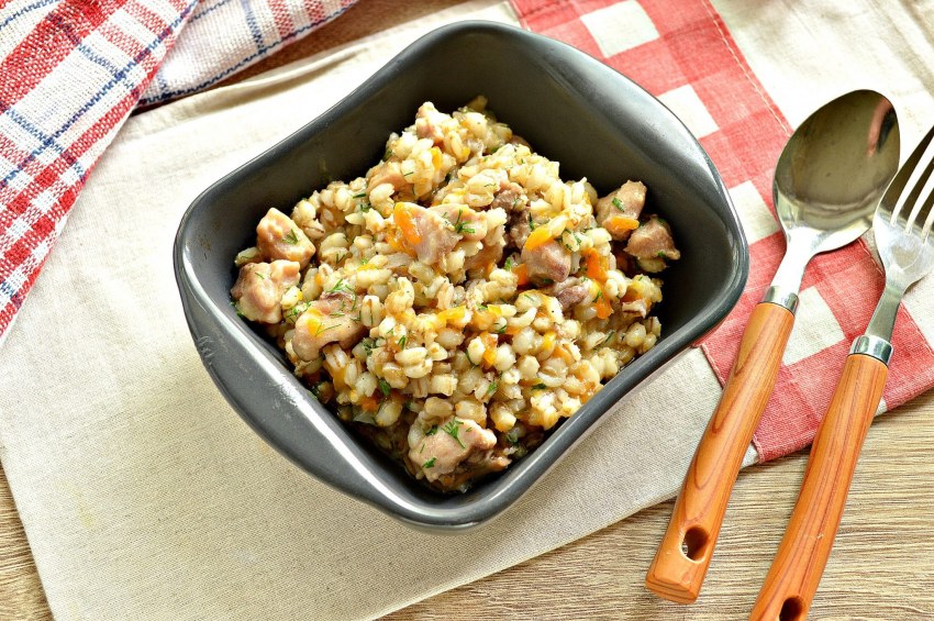 Гречка с мясом и сосисками