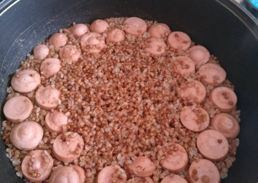 Гречневая каша с сосисками