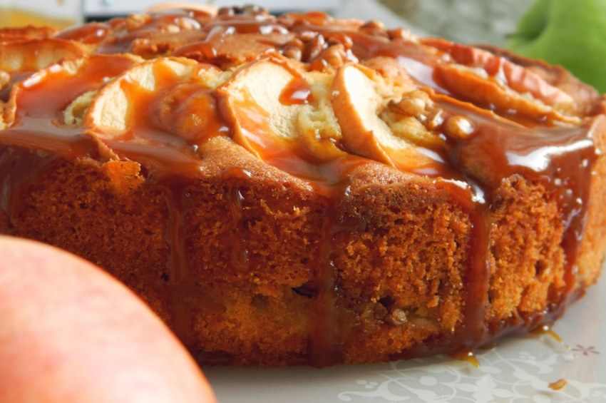 Шарлотка с карамелизированными яблоками