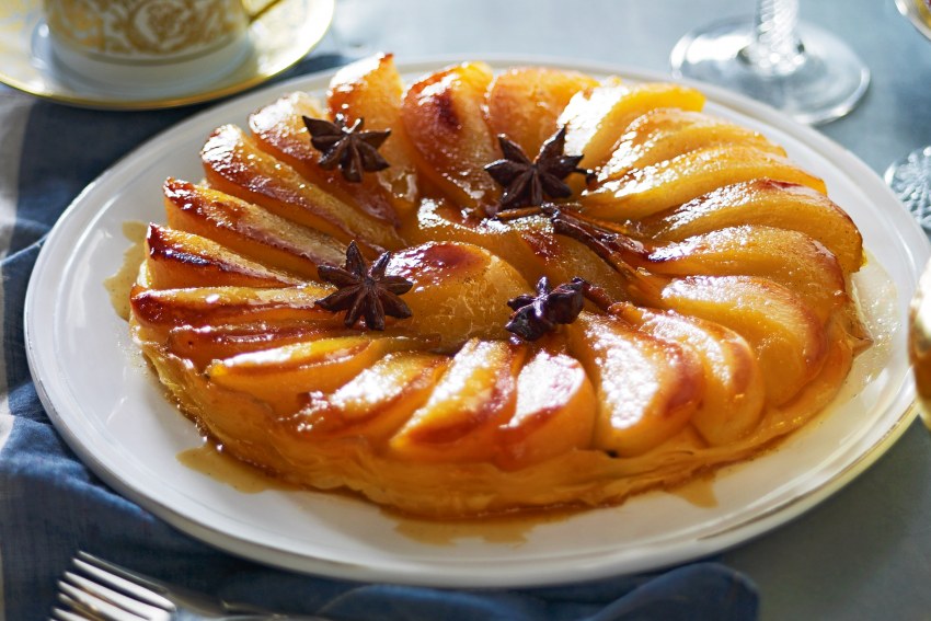 Шарлотка с карамелизированными яблоками