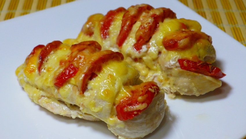 Куриное филе запеченное с моцареллой и помидорами