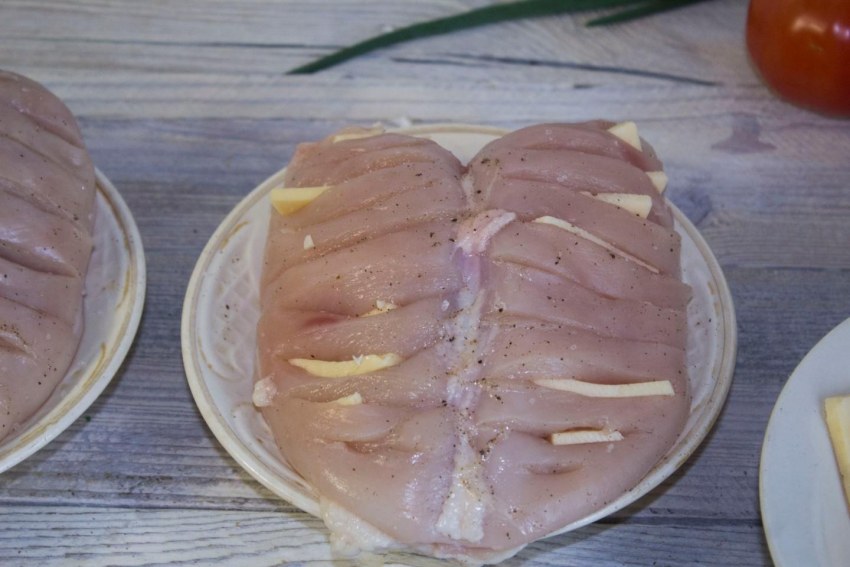 Мясо гармошка в духовке в фольге с помидорами и сыром
