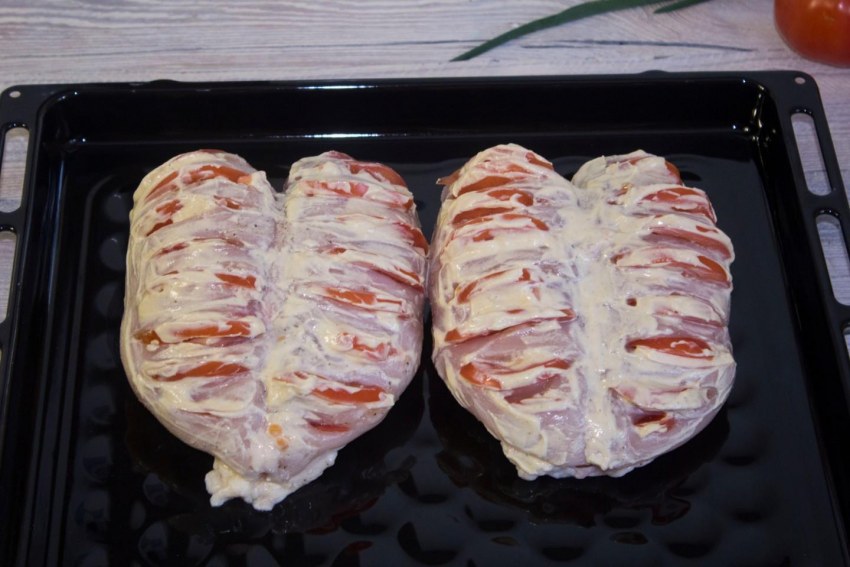 Куриная грудка в духовке с помидорами и сыром в фольге