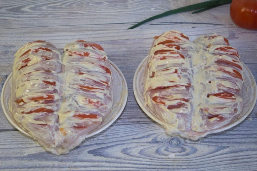 Грудка курицы в духовке с помидорами и сыром