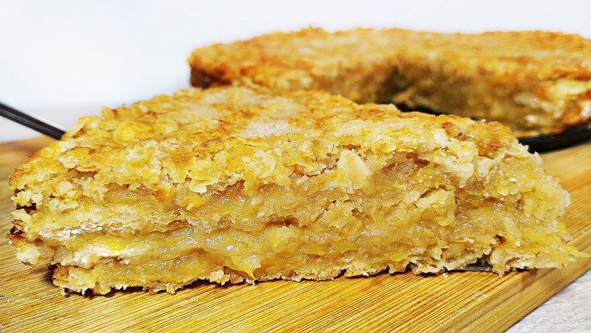 Пирог из овсяных хлопьев с яблоками