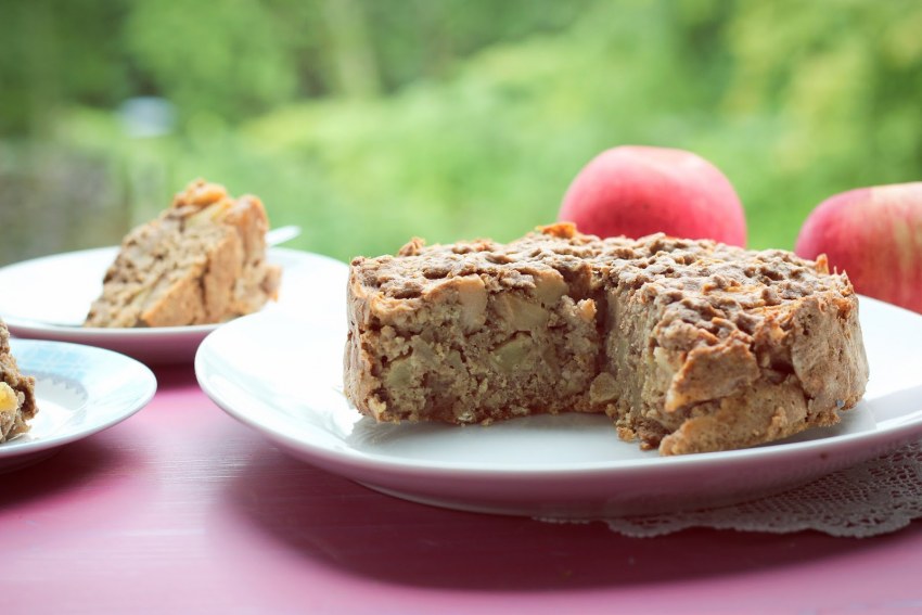 Шарлотка с яблоками