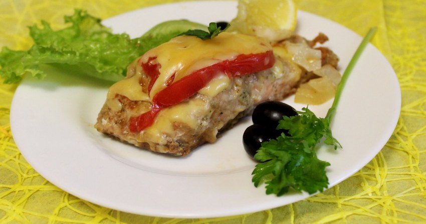 Горбуша запеченная с помидорами и сыром