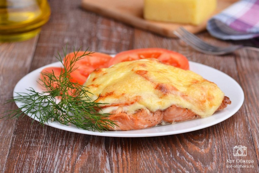Минтай с помидорами и сыром в духовке