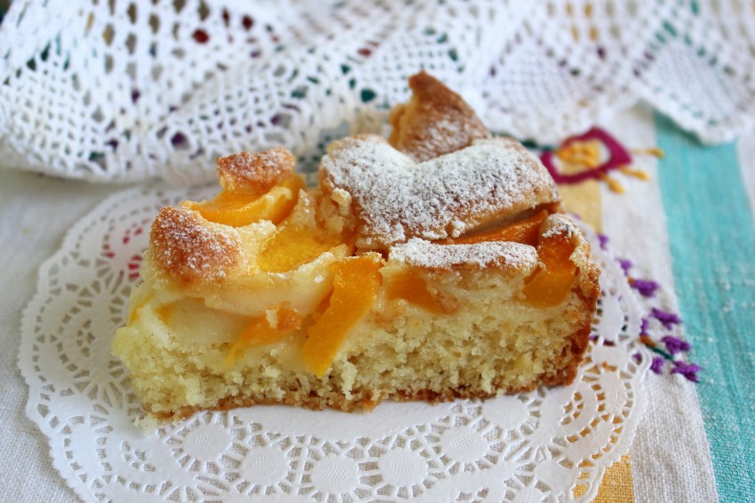 Пирог с персиками и сметаной