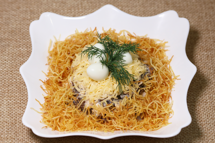 Салат глухариное гнездо классический