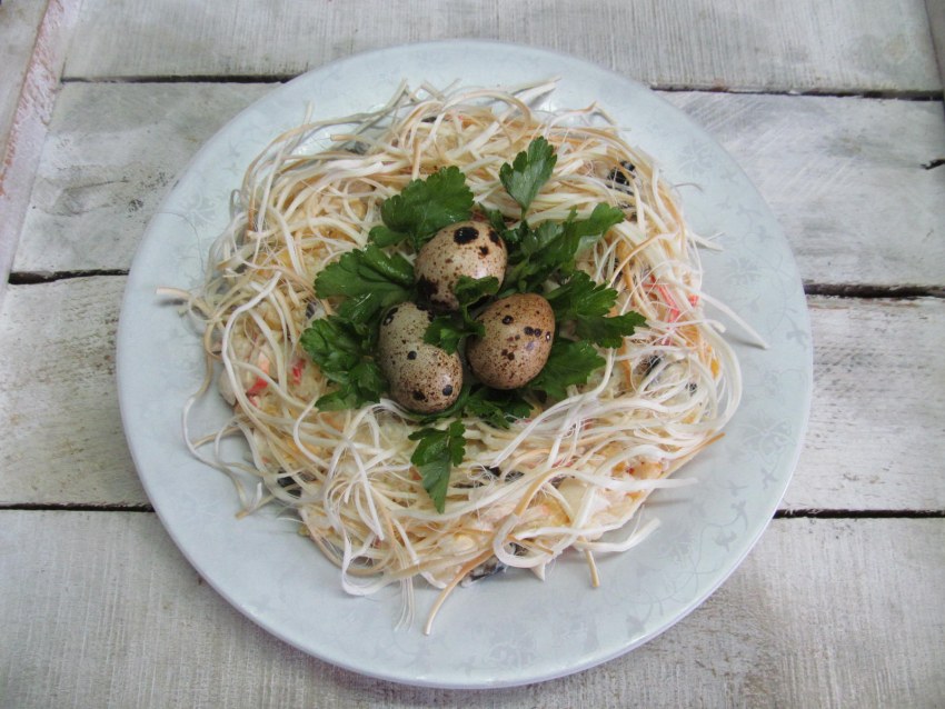 Салат с жареной картофельной соломкой