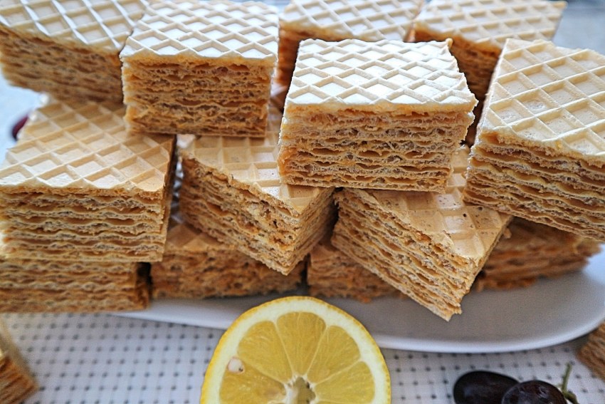 Вафельный торт с вареной сгущенкой