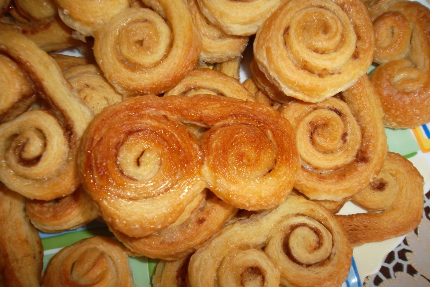 Слоёные уркндкльуи с сахаром