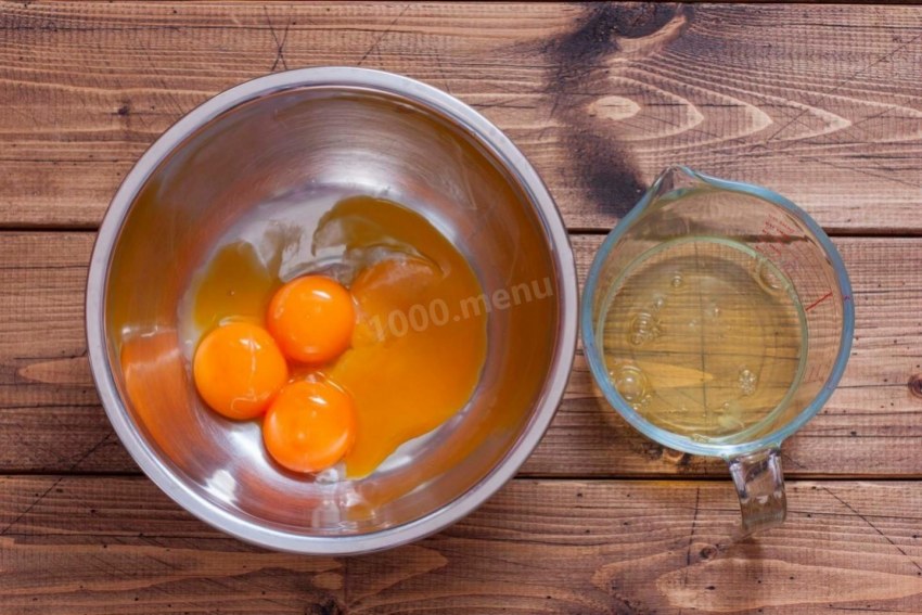 Яйца разделенные на белки и желтки