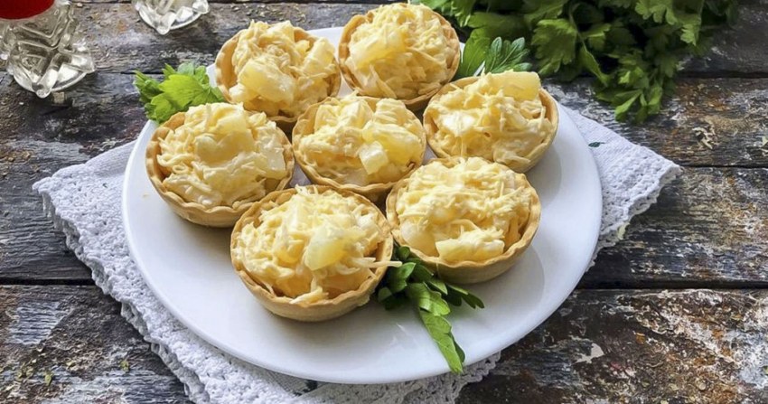 Тарталетки с сыром и чесноком