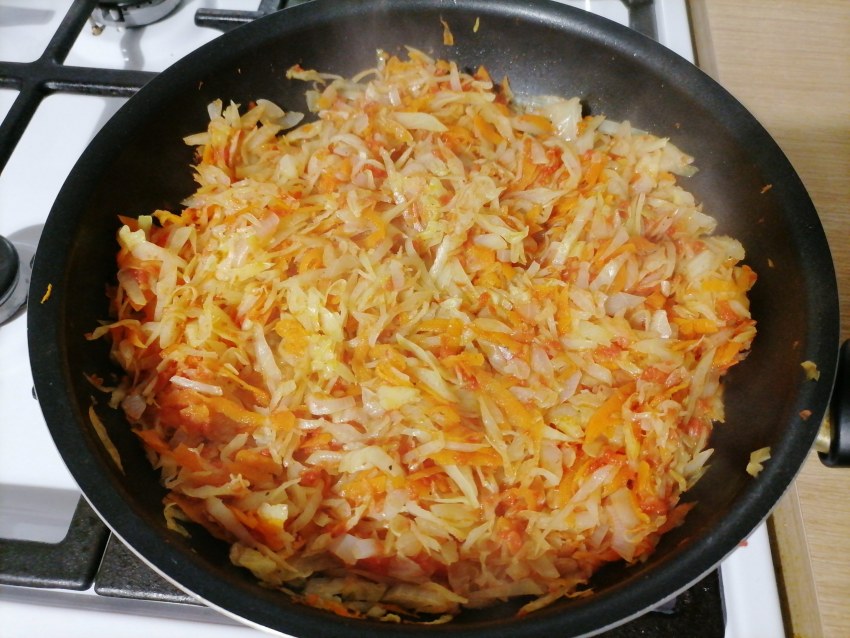 Тушёная капуста с мясом в казане