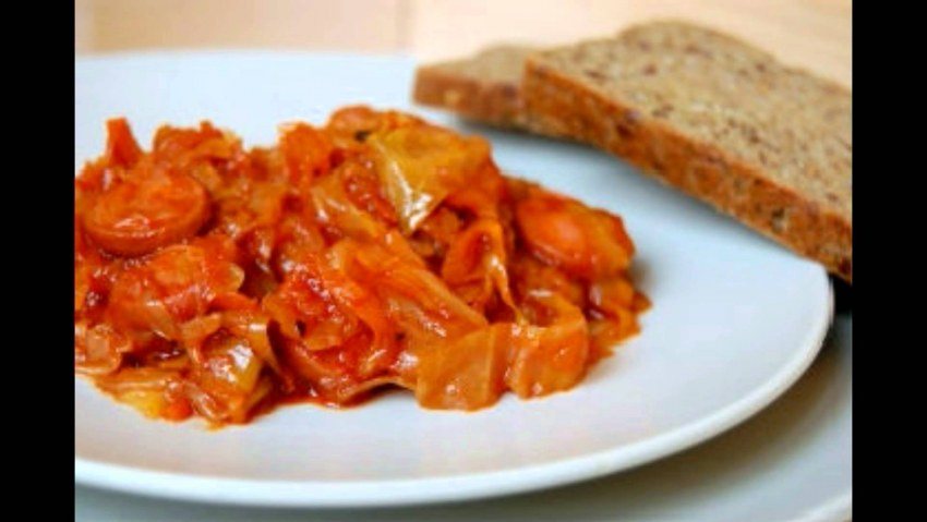 Капуста тушёная с сосисками на сковороде с томатной пастой