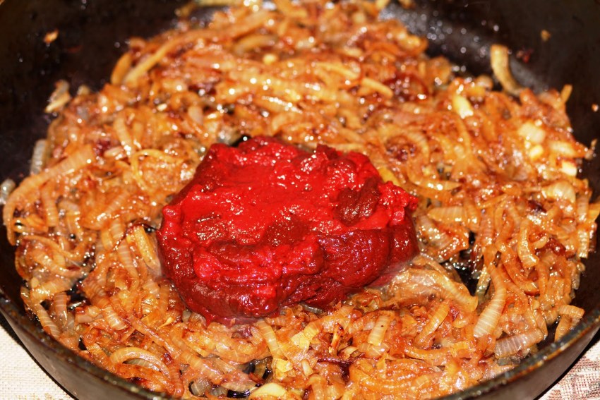 Суп с капустой и картошкой и мясом и томатной пастой
