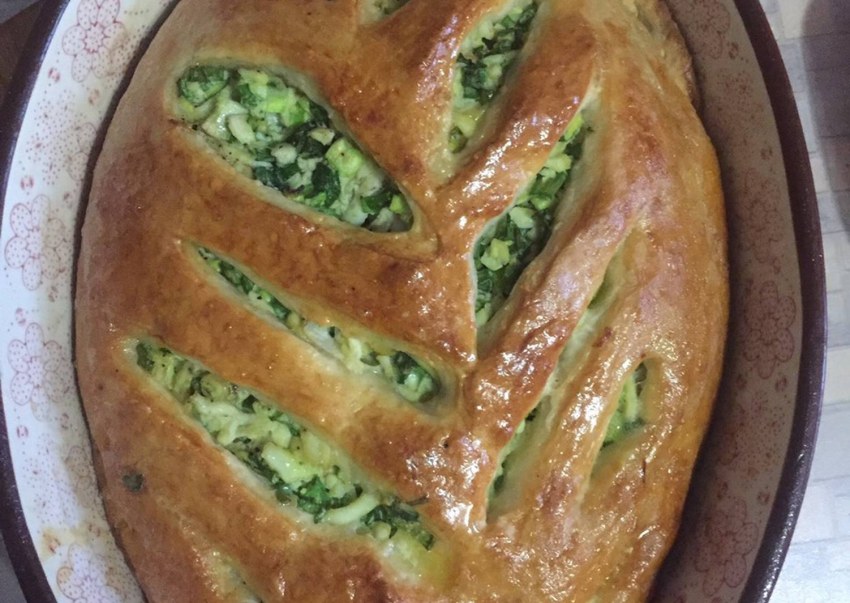 Открытый пирог с зеленым луком и яйцом