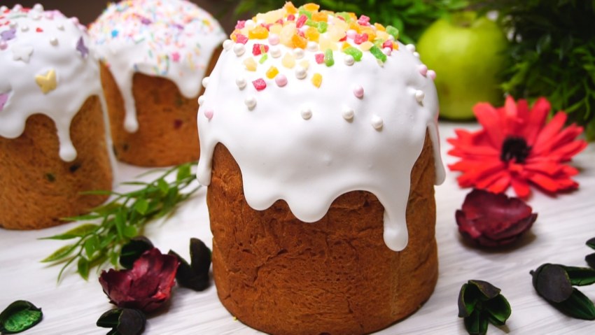 Кулич с фиалками
