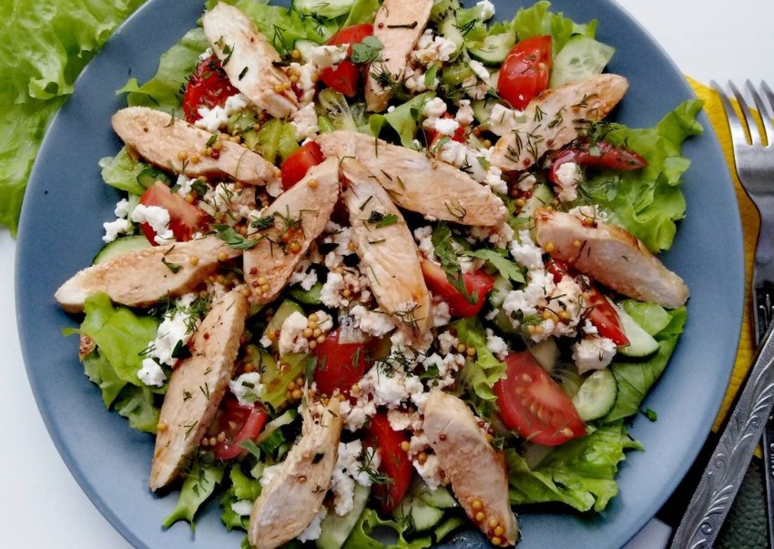 Легкий салат с курицей