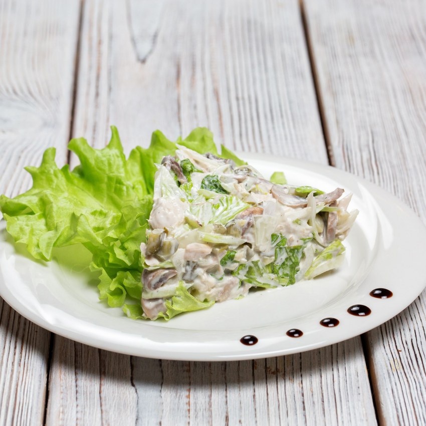 Салат со шпинатом клубникой и курицей