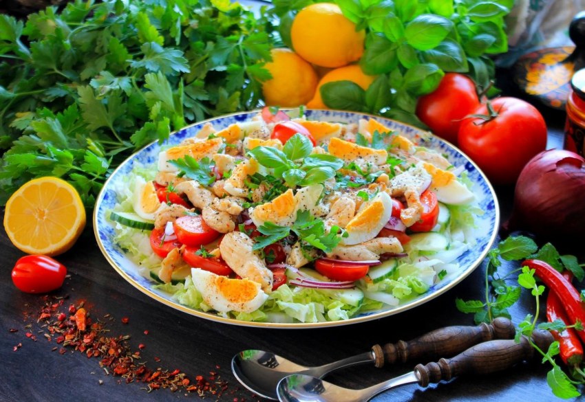 Салат с ананасом и курицей копченой