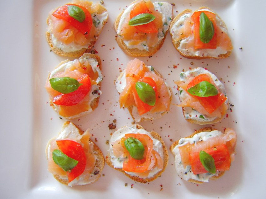• Канапе «ананасовый кораблик»