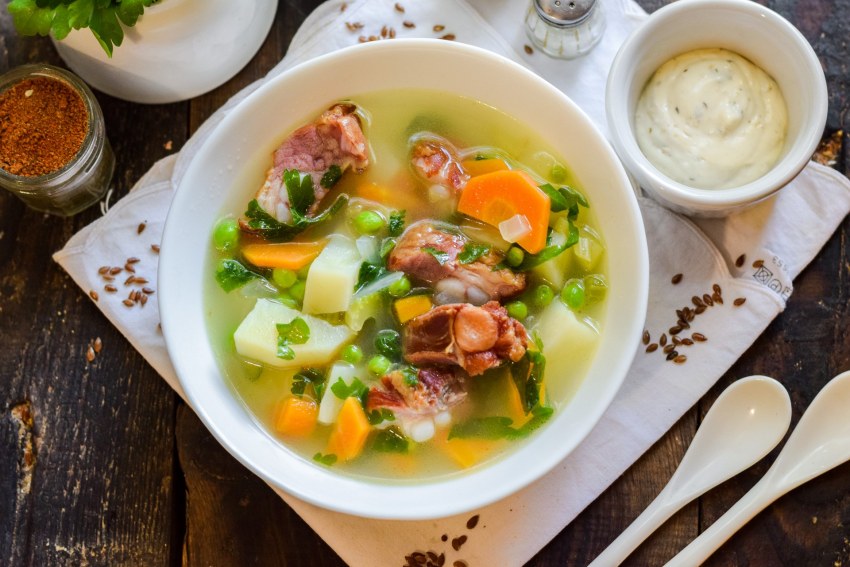 Суп гороховый с копченостями и сухариками фото