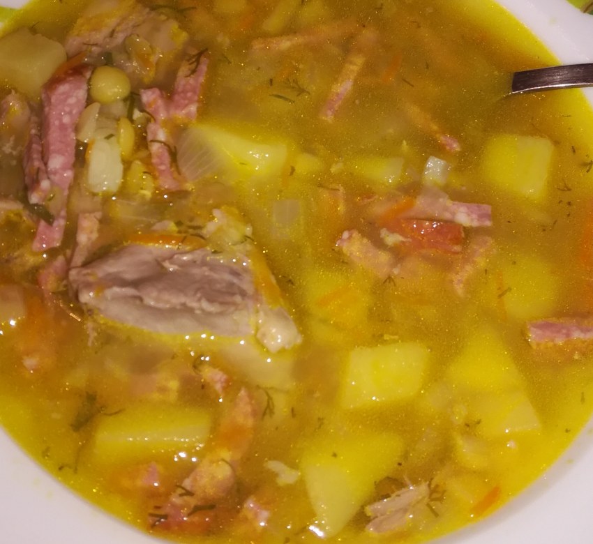 Гороховый суп с копчеными ребрышками