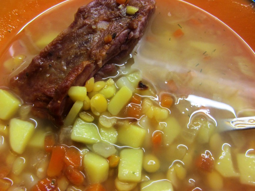 Гороховый суп с копчеными ребрышками