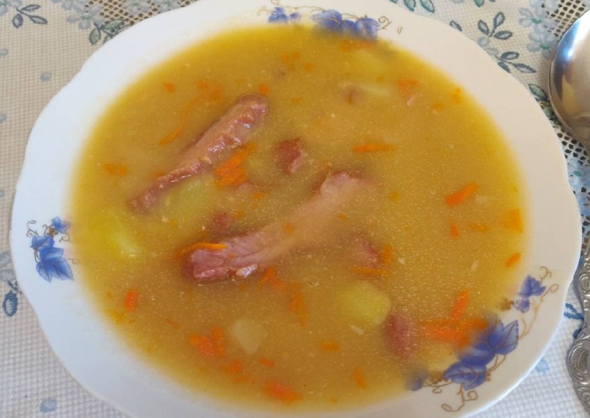 Чечевичный суп с копченостями