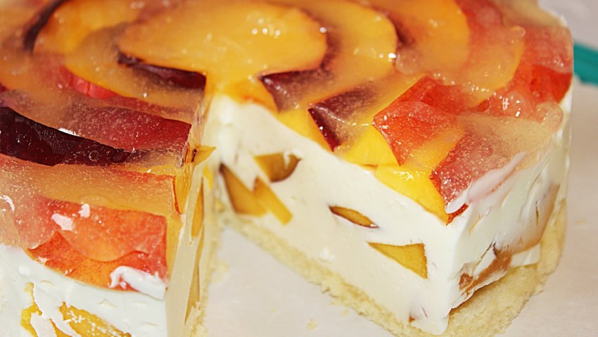 Шарлотка с персиками консервированными