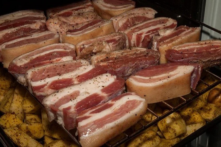 Грудинка свиная в духовке рецепт с картошкой в духовке фото