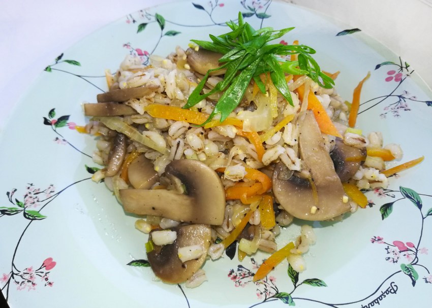 Перловая каша с грибами и луком и морковью