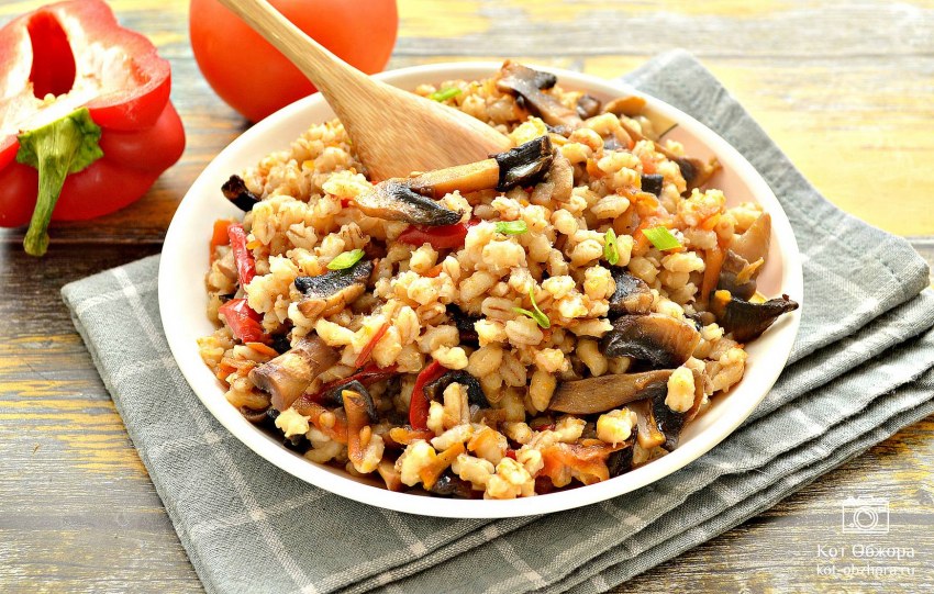 Перловка с грибами и луком и морковью