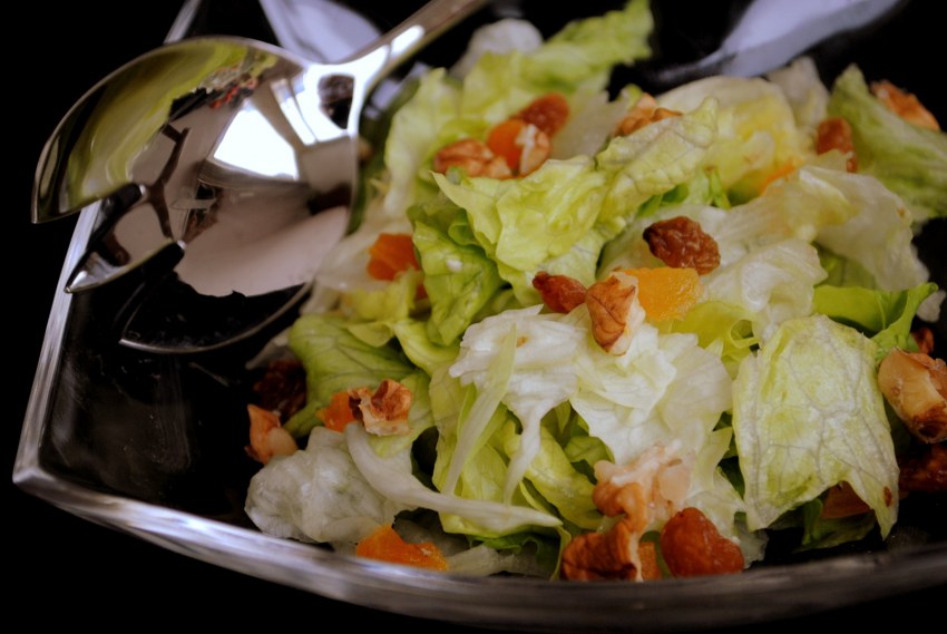 Салат с куриной печенью и соусом песто
