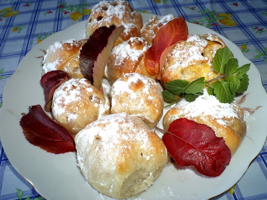 Яблоки в тесте с соусом