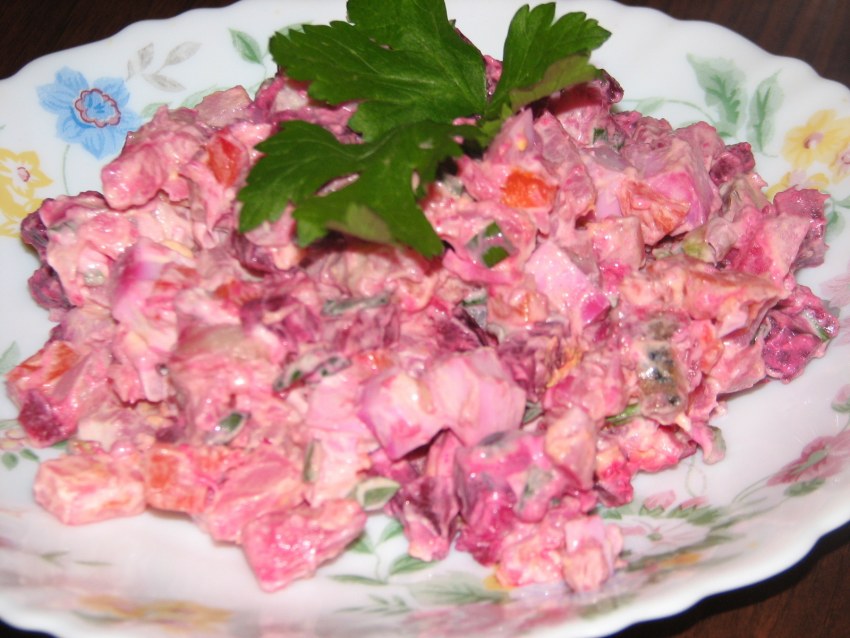 Салат с копченой рыбкой