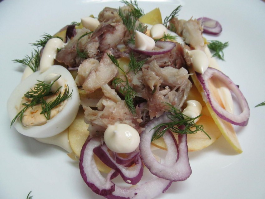 Салат с копченой рыбой