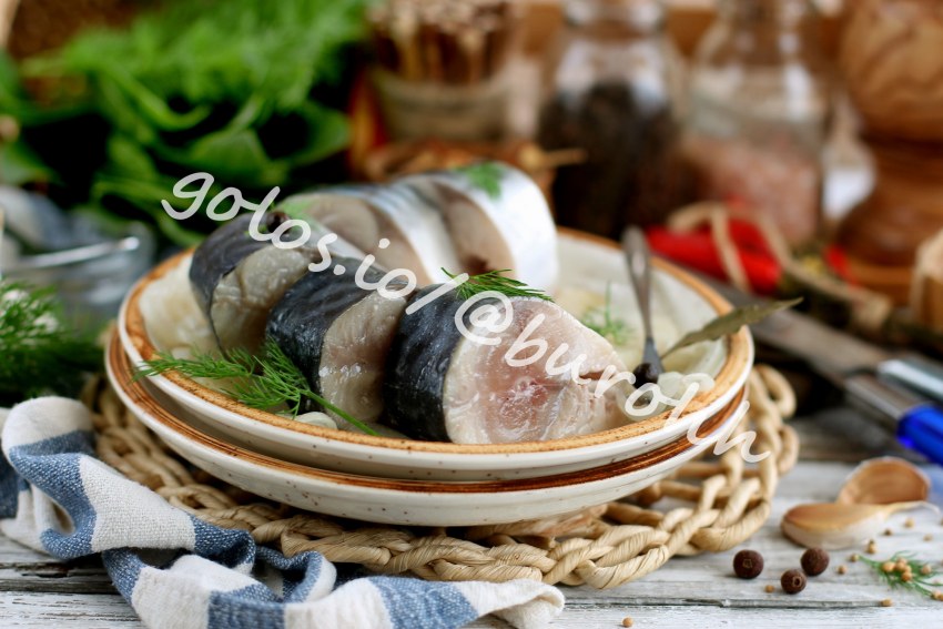 Салат с копченой рыбой и рисом