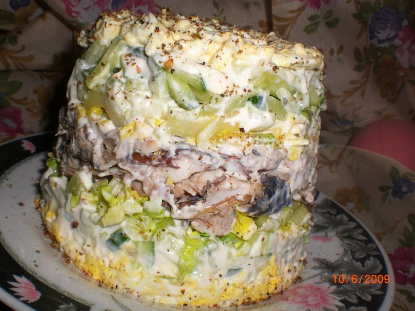 Салат из копченой скумбрии