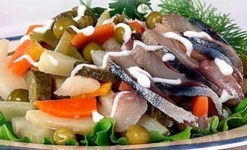 Салат со скумбрией